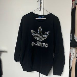 Adidas crewneck with pockets!